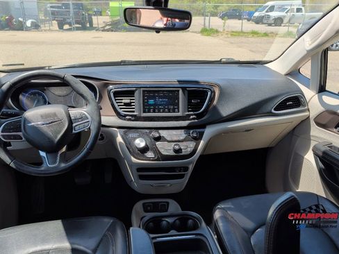 Used 2018 Chrysler Pacifica Touring-L FWD image 15