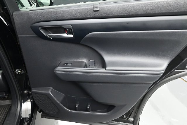 Used 2023 Toyota Highlander XLE AWD/4WD image 22