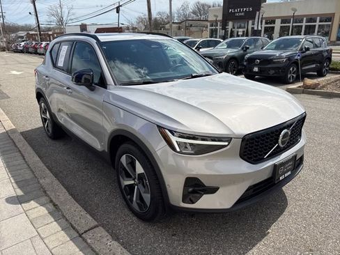 Used 2025 Volvo XC40 B5 Plus AWD/4WD image 7