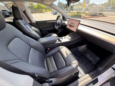 Used 2024 Tesla Model Y Long Range AWD/4WD image 12