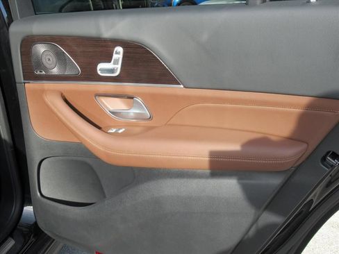 Used 2025 Mercedes-Benz GLS 450 4MATIC image 16
