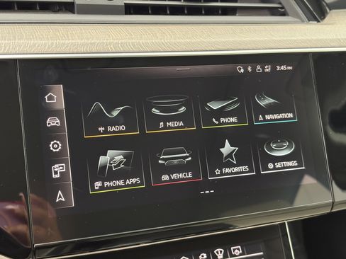 Used 2021 Audi e-tron Prestige w/ Prestige Package image 22