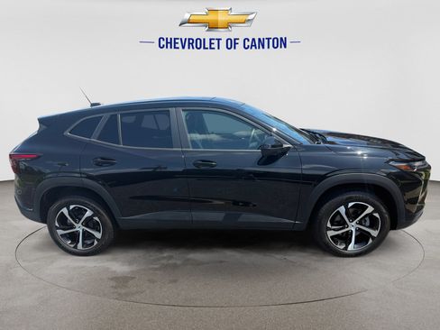 Used 2025 Chevrolet Trax RS w/ Driver Confidence Package FWD image 4
