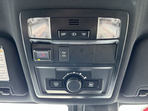 Used 2020 Toyota Tacoma TRD Off-Road AWD/4WD image 32
