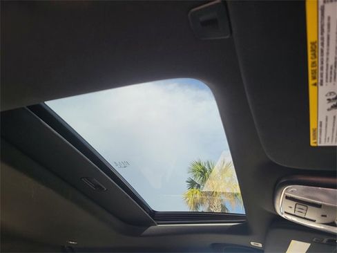 Used 2017 Jeep Grand Cherokee Limited image 10