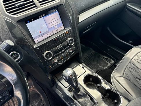 Used 2019 Ford Explorer XLT w/ Equipment Group 202A AWD/4WD image 18