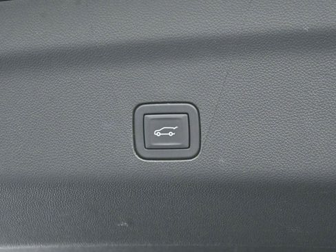 Used 2025 Cadillac Escalade ESV Sport Platinum image 13