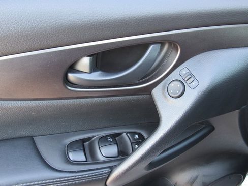 Used 2022 Nissan Rogue Sport S image 13