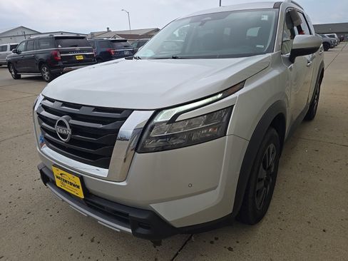 Used 2025 Nissan Pathfinder SL AWD/4WD image 4
