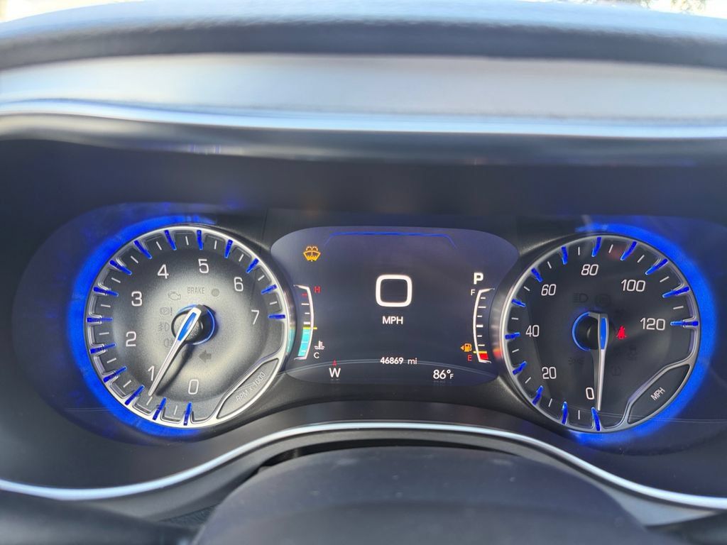 Used 2025 Chrysler Pacifica Limited FWD image 14