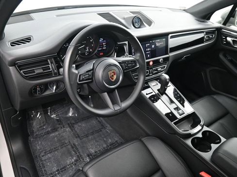 Certified 2025 Porsche Macan image 4