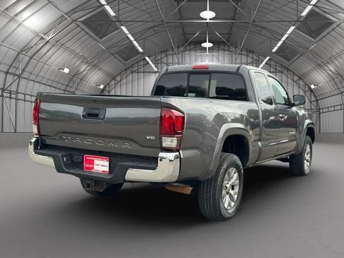 Used 2017 Toyota Tacoma SR5 w/ Tow Package RWD image 5