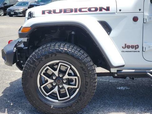 Used 2025 Jeep Gladiator Rubicon w/ Convenience Group AWD/4WD image 7