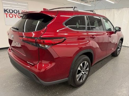 Used 2023 Toyota Highlander XLE AWD/4WD image 2