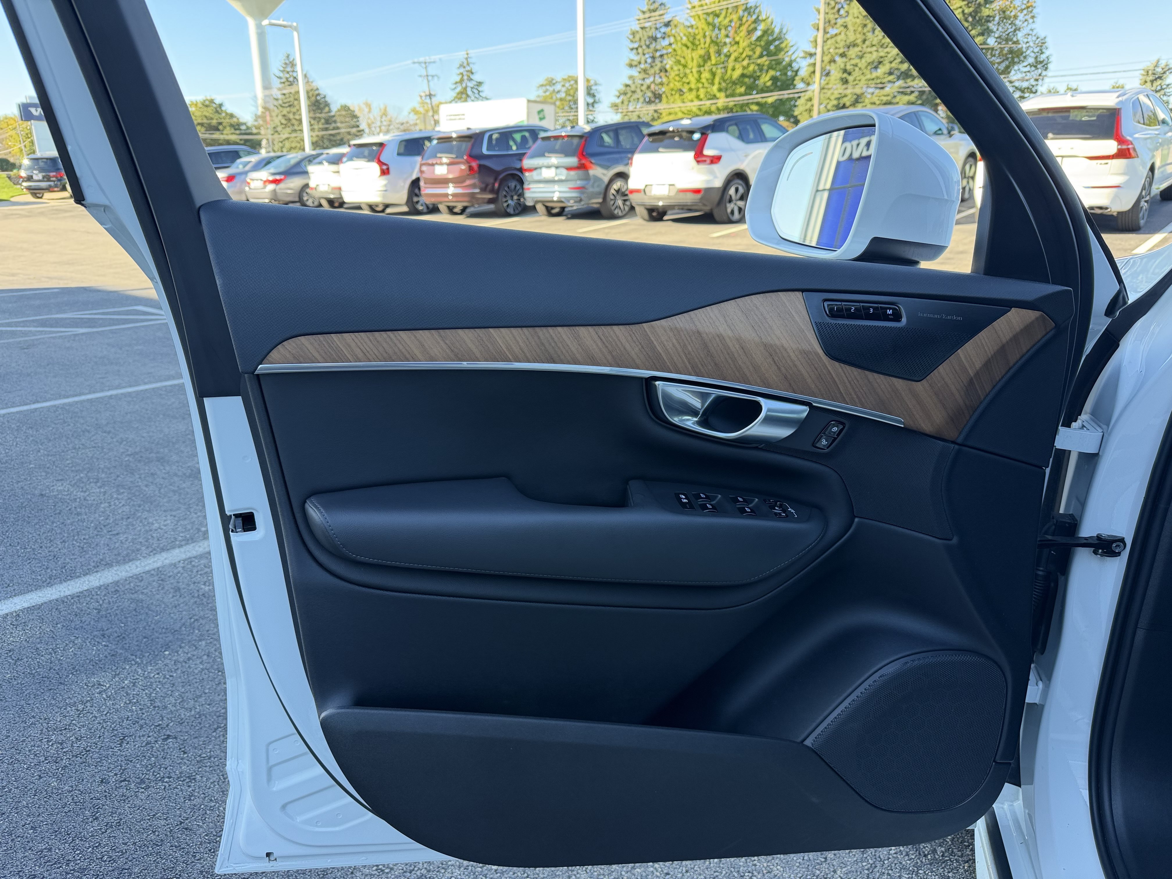 Used 2025 Volvo XC90 T8 Plus w/ Protection Package Premier AWD/4WD image 7