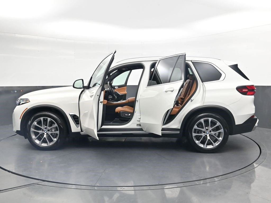Used 2024 BMW X5 xDrive40i w/ Parking Assistance Package AWD/4WD image 37