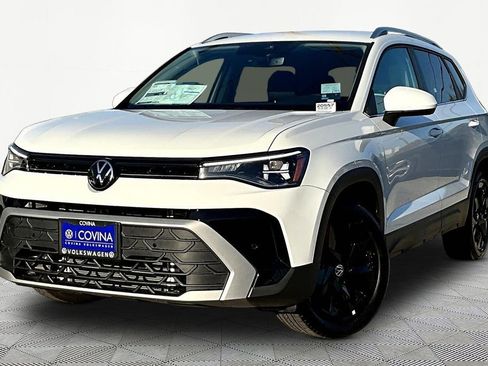 New 2026 Volkswagen Taos SE image 3