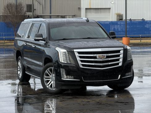 Used 2018 Cadillac Escalade ESV 2WD image 3