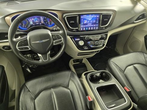 Used 2019 Chrysler Pacifica Touring-L Plus w/ Tire & Wheel Group FWD image 32