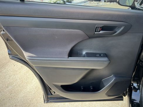 Used 2021 Toyota Highlander LE image 28