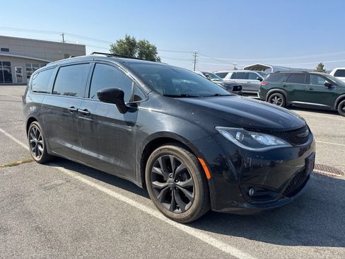 Used 2019 Chrysler Pacifica Touring Plus w/ S Appearance Package FWD image 3
