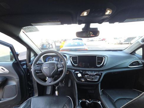 Used 2025 Chrysler Pacifica Limited image 9