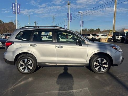 Used 2017 Subaru Forester 2.5i w/ Alloy Wheel Package image 6