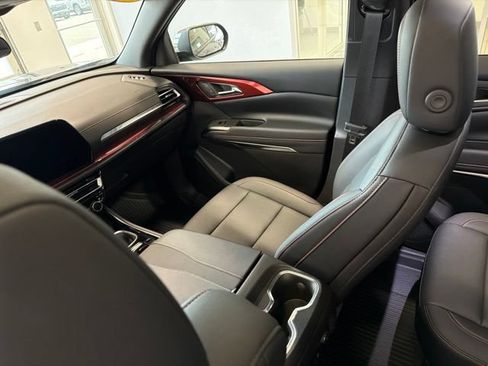Used 2025 Chevrolet Traverse Z71 w/ LPO, Floor Liner Package AWD/4WD image 32