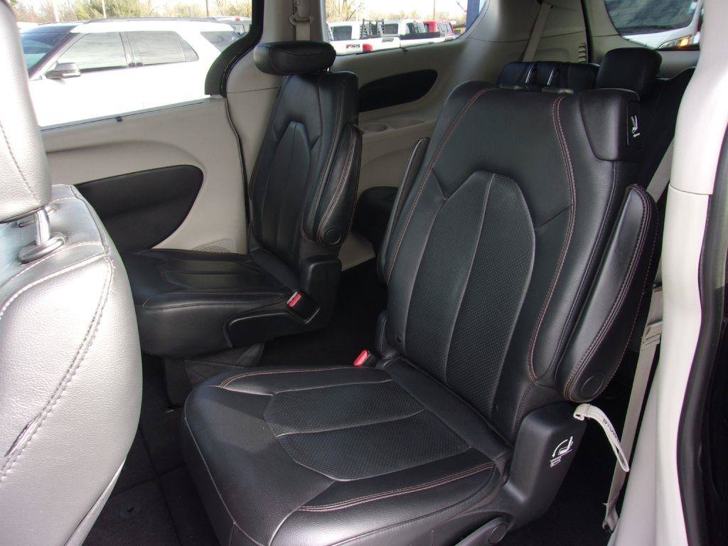 Used 2020 Chrysler Pacifica Touring-L FWD image 6