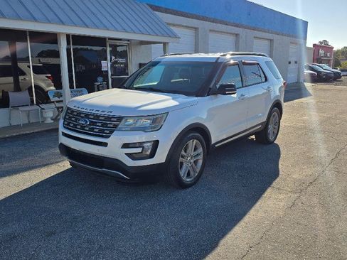 Used 2016 Ford Explorer XLT w/ Equipment Group 202A FWD image 2