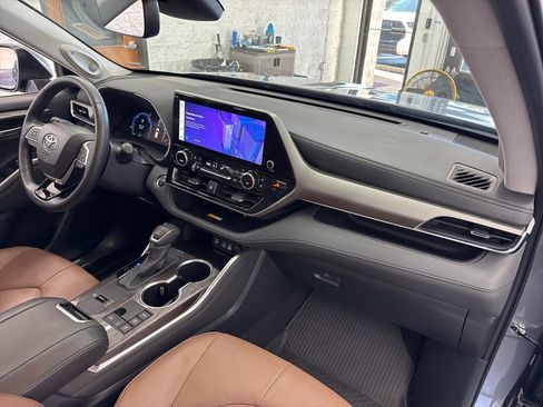 Certified 2025 Toyota Highlander Limited image 57