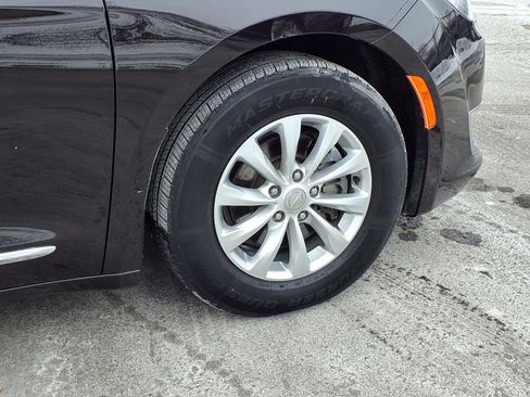 Used 2018 Chrysler Pacifica Touring-L Plus image 30