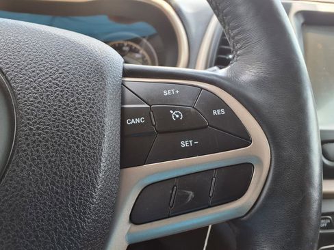 Used 2017 Jeep Cherokee Latitude w/ Cold Weather Group image 18