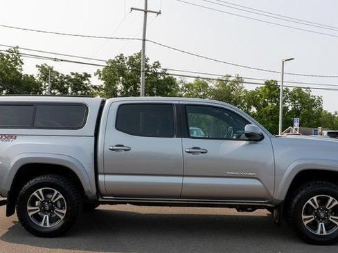 Used 2019 Toyota Tacoma TRD Sport AWD/4WD image 5