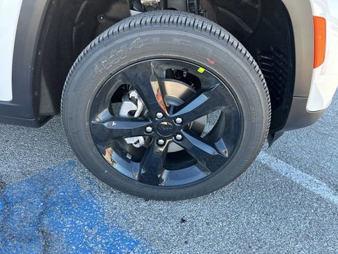 New 2025 Jeep Grand Cherokee Altitude AWD/4WD image 39