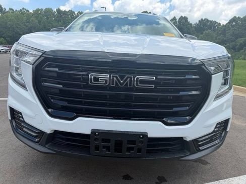 Used 2023 GMC Terrain SLE w/ Driver Convenience Package FWD image 4