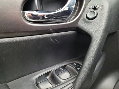Used 2015 Nissan Rogue S FWD image 27