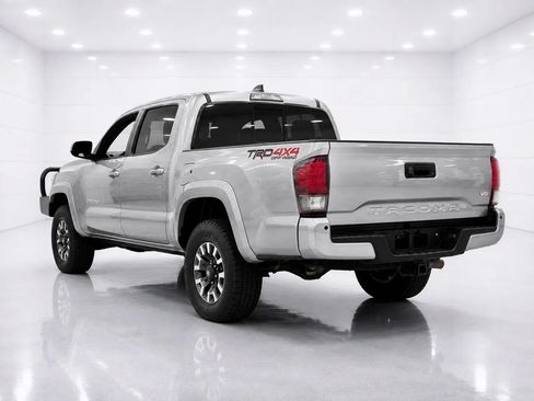 Used 2017 Toyota Tacoma TRD Off-Road w/ Premium & Technology Package AWD/4WD image 3