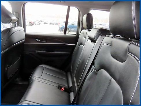 Used 2023 Jeep Grand Cherokee Limited image 11