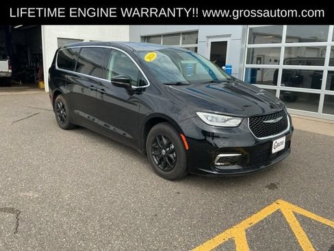 Used 2024 Chrysler Pacifica Touring-L FWD image 2