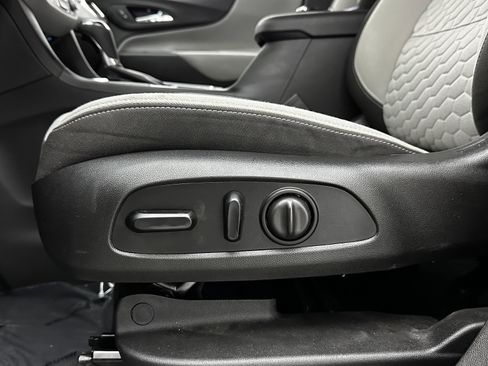 Used 2021 Chevrolet Equinox LS w/ LS Convenience Package image 12