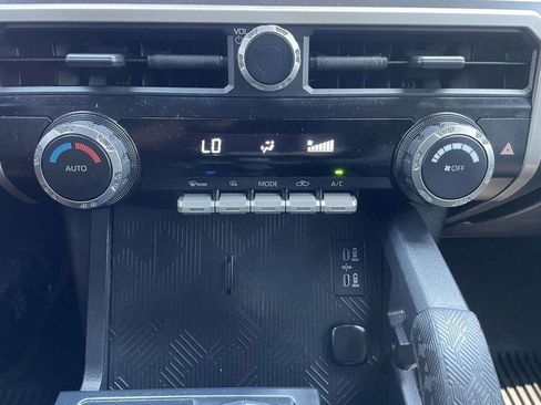 Used 2025 Toyota Tacoma TRD Sport AWD/4WD image 38