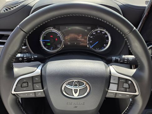 Used 2023 Toyota Highlander LE image 22
