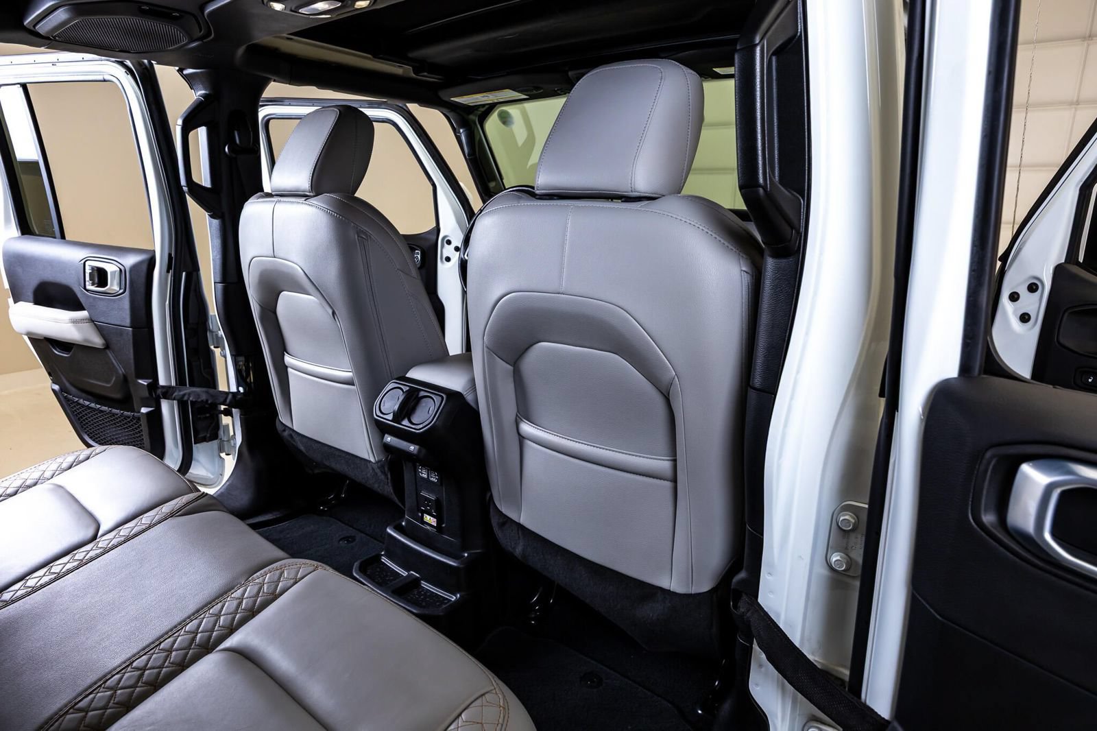 Used 2022 Jeep Wrangler Unlimited Sahara AWD/4WD image 31