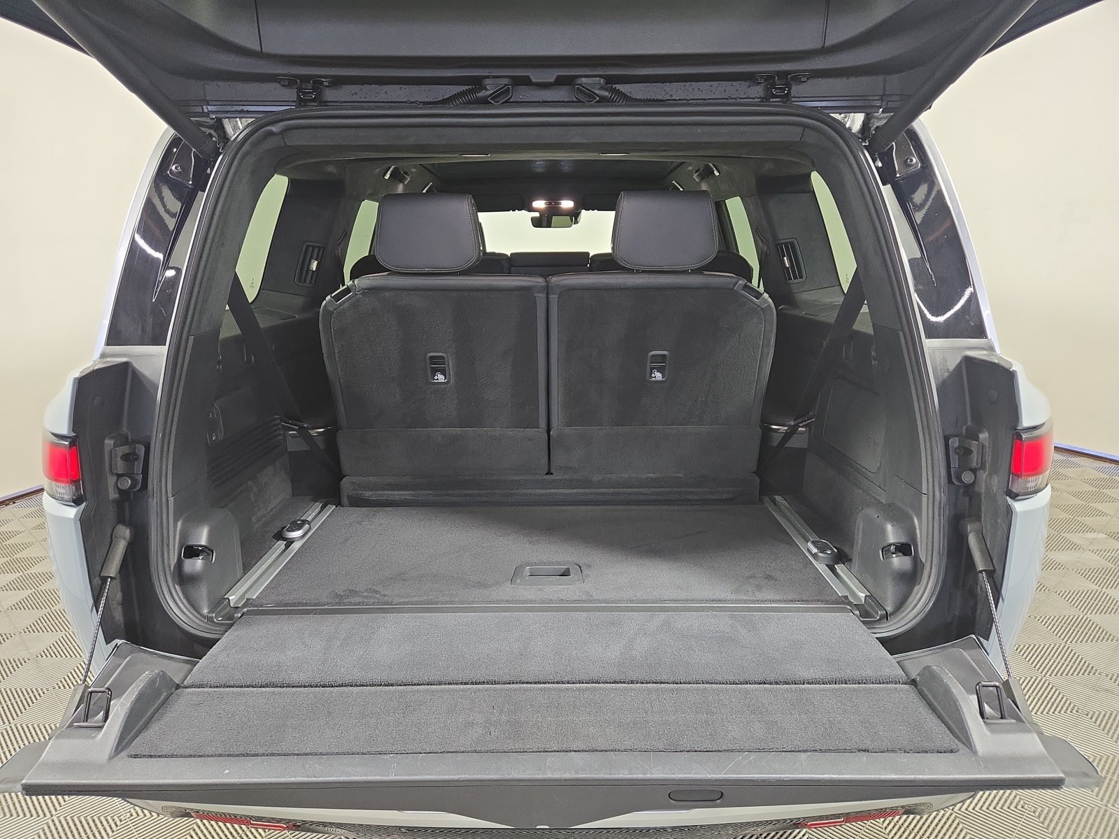 Used 2024 Rivian R1S Adventure Quad AWD/4WD image 15