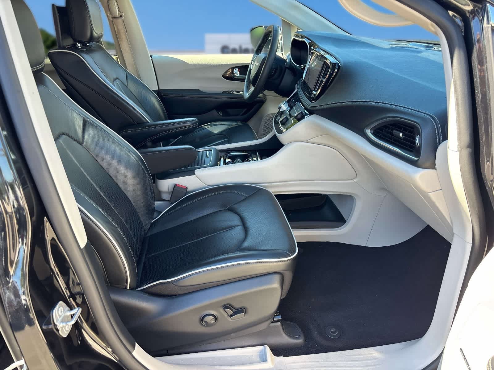 Used 2023 Chrysler Pacifica Limited w/ Uconnect Theater Family Group FWD image 21