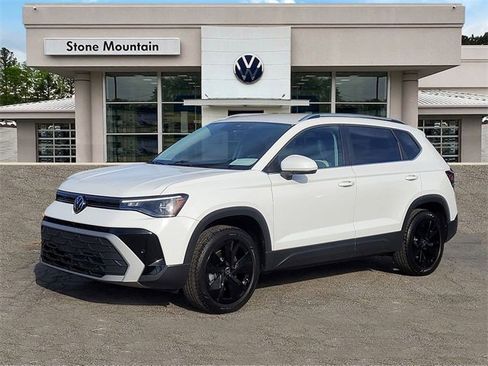 Certified 2025 Volkswagen Taos SE image 1