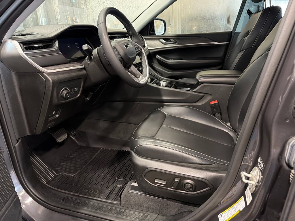 Used 2023 Jeep Grand Cherokee Limited AWD/4WD image 4