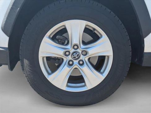 Used 2020 Toyota RAV4 XLE w/ Convenience Package FWD image 9