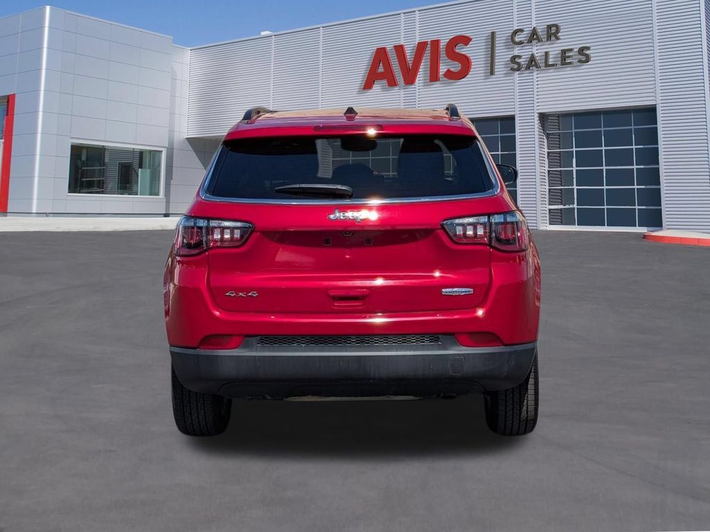 Used 2025 Jeep Compass Latitude w/ Sun & Sound Group AWD/4WD image 7